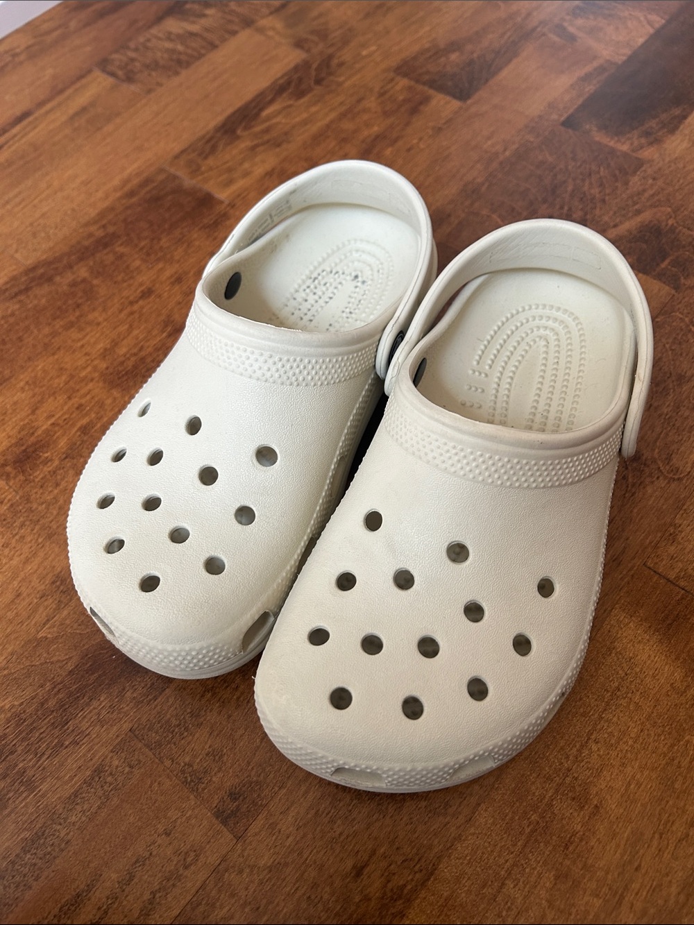 Crocs Kids Classic Clog in “Bone”